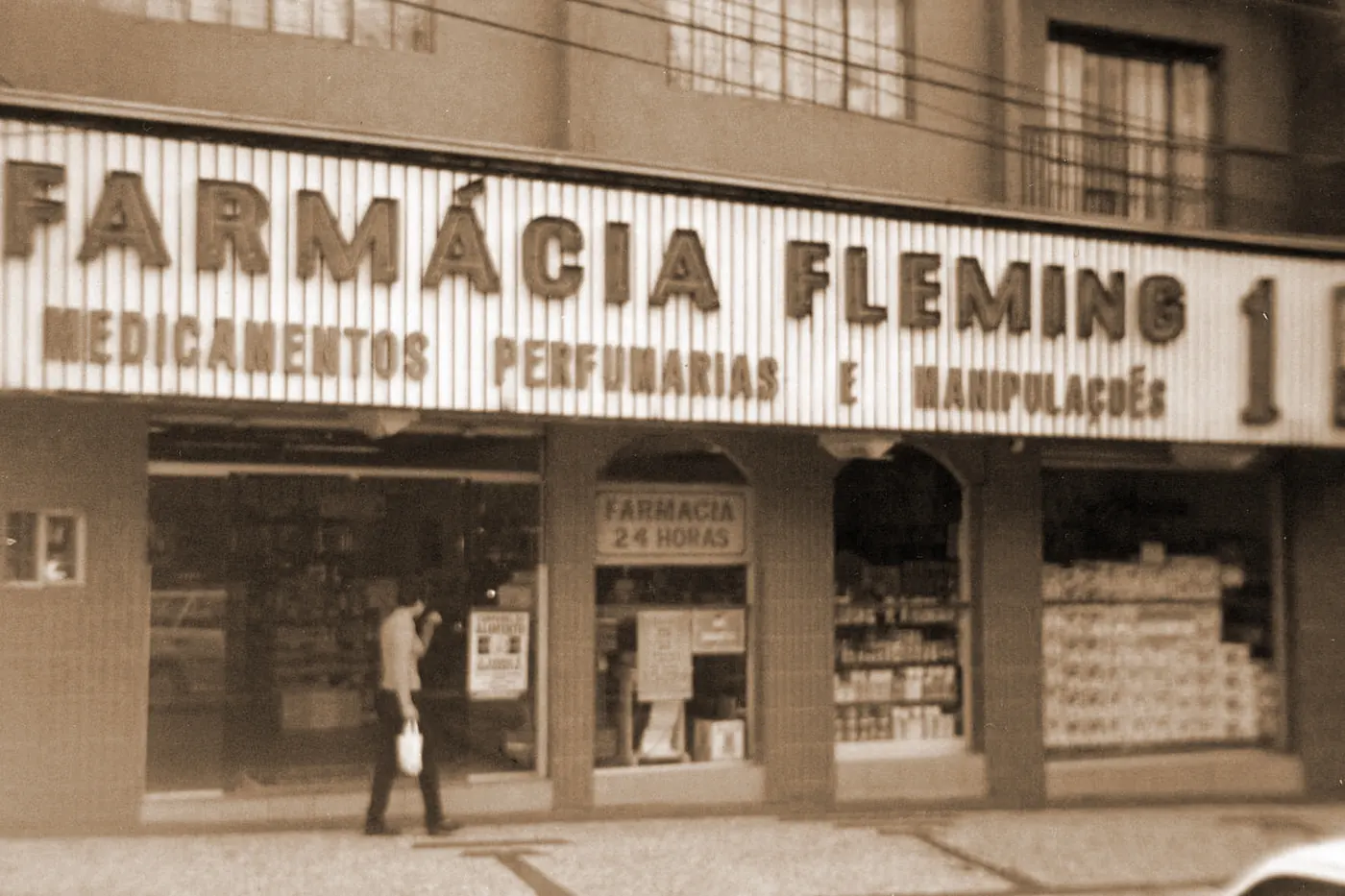 Fachada antiga da Farmácia Fleming número 1, com a placa "Medicamentos, perfumarias e manipulações"