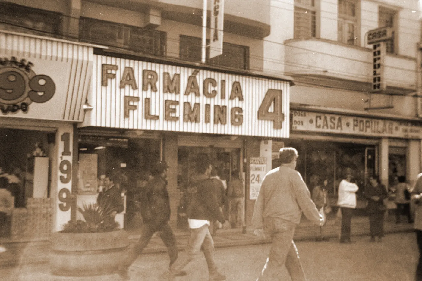 Farmácia Fleming número 4 em rua movimentada do centro