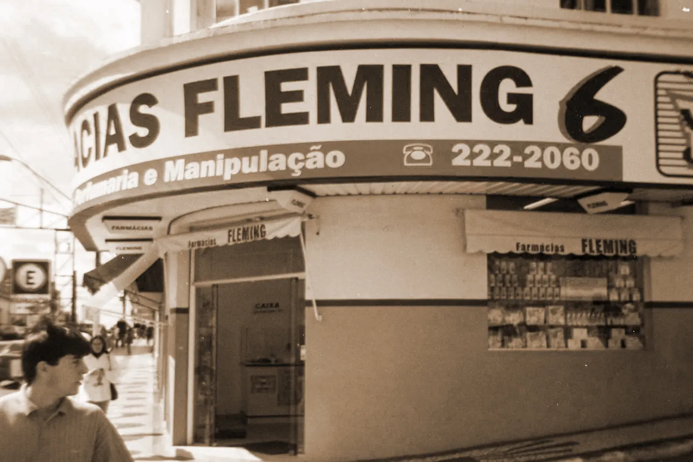 Farmácia Fleming número 6, de esquina, com o telefone 222-2060 na fachada