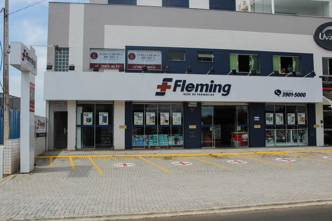 Fachada moderna de uma farmácia Fleming