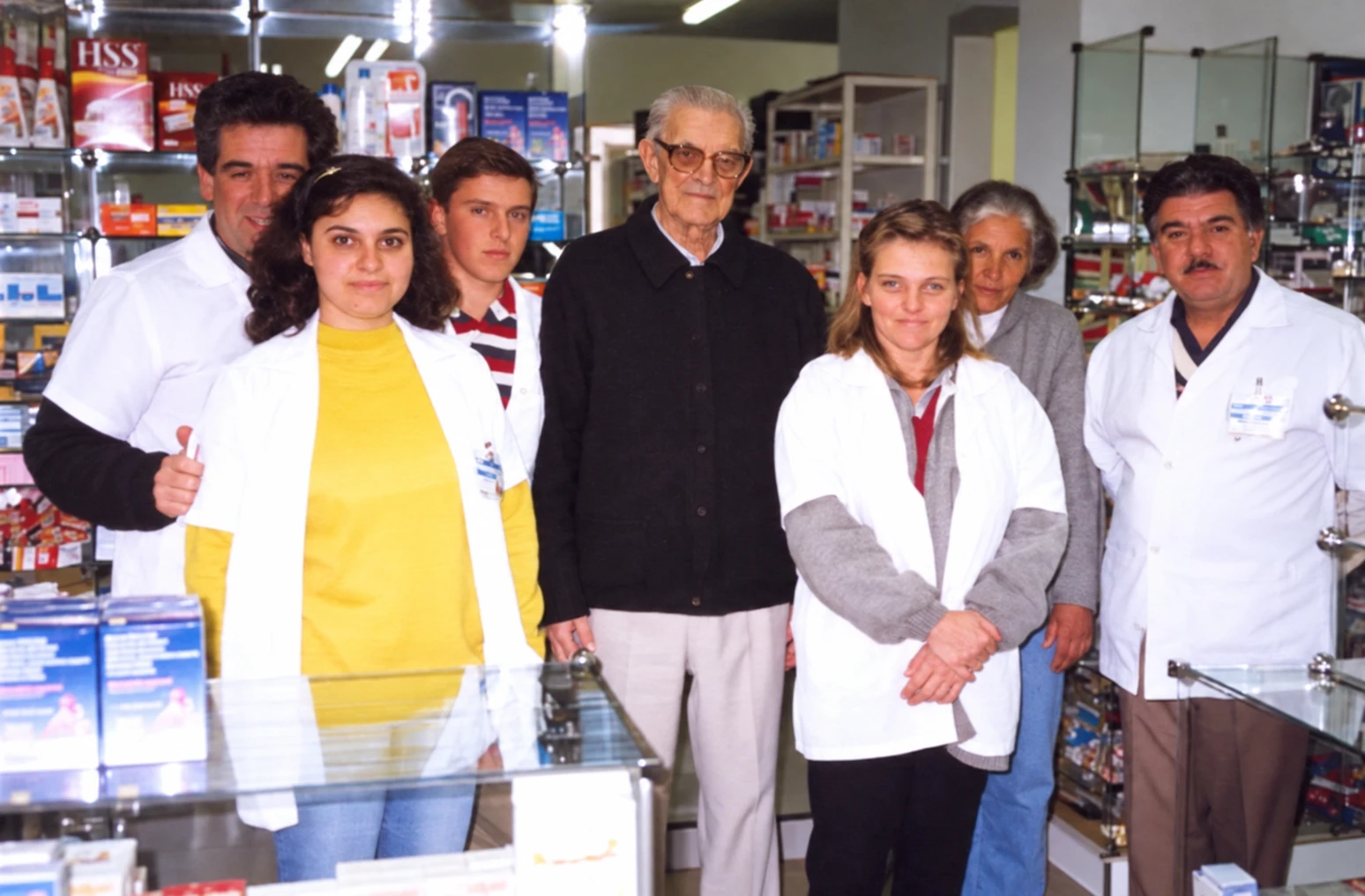 Equipe da Fleming no balcão de uma loja