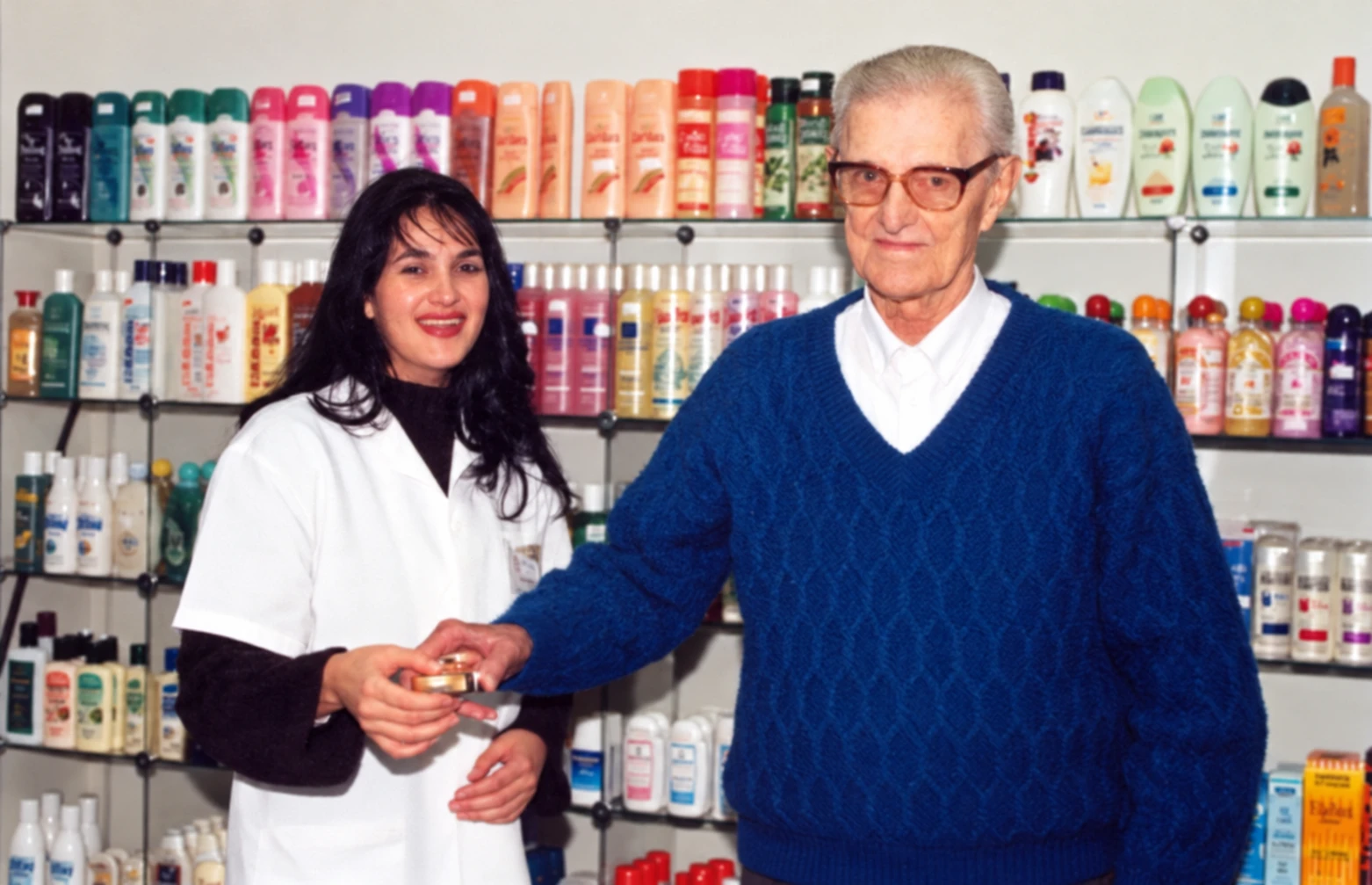 Atendente da Fleming entregando um produto no corredor de higiene, nos anos 1990
